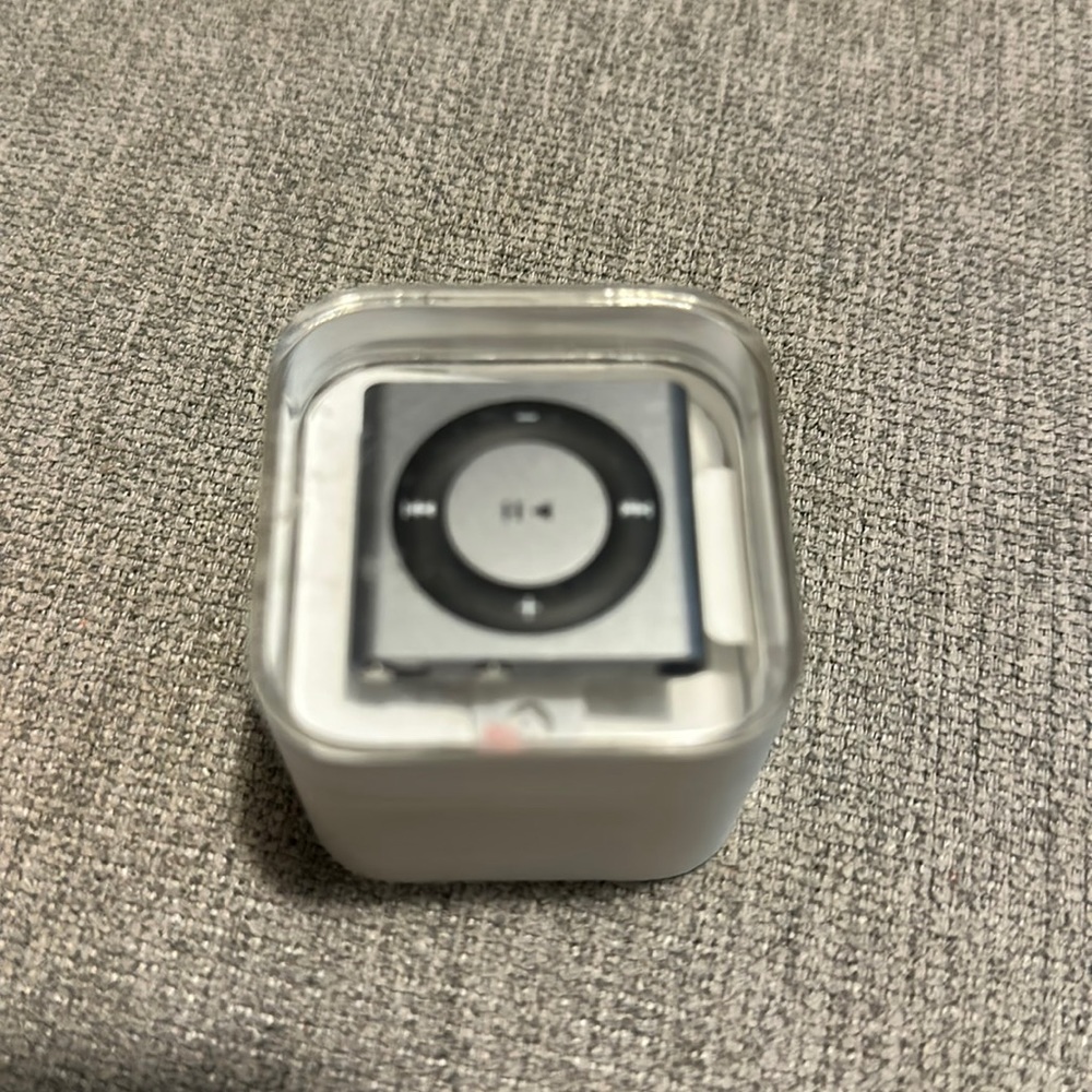 iPod shuffle (never used never opened)